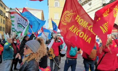 sit-in dei lavoratori elica prefettura Ancona