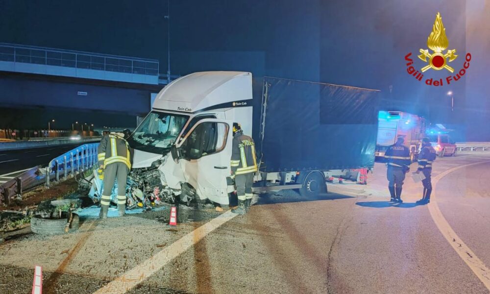 Falconara Marittima incidente stradale in A14 camion contro guardrail