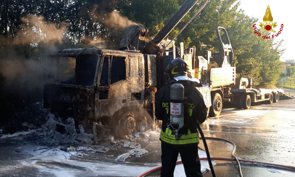 camion in fiamme a Filottrano