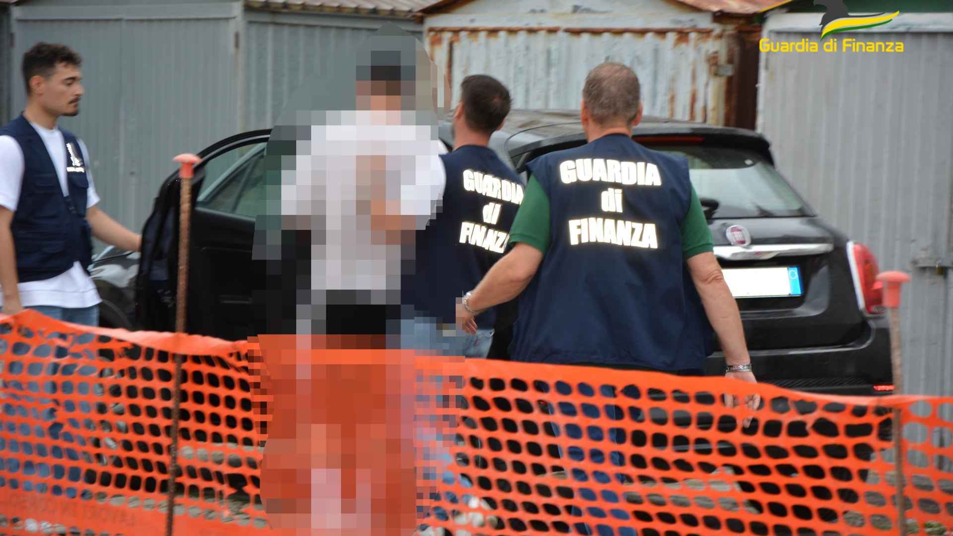 arresti gdf droga venduta via social roma pescara